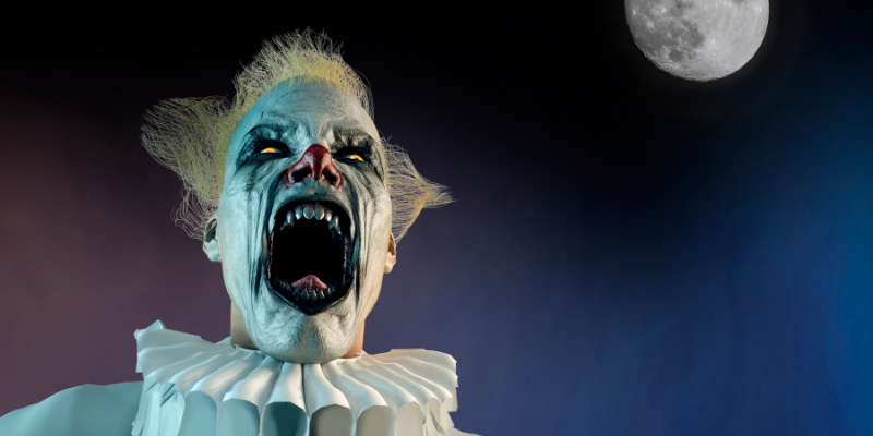 scary-white-clown-screaming-at-the-moon